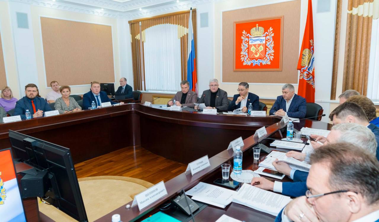 ОРТ Новости Оренбуржья Бюджет Оренбуржья на три года готов ко второму чтению Законодательное собрание Оренбургской области подготовило трёхлетний бюджет ко второму финальному чтению Парламентарии рассмотрели 313 поправок от фракций и комитетов Одной из ключевых стала инициатива спикера Сергея Грачёва увеличить на 33 9 млн рублей финансирование для инициативных проектов в муниципалитетах Эта поправка была поддержана Также был увеличен бюджет Территориального фонда ОМС в 2026 году он составит 48 1 млрд рублей на 7 3 больше чем в текущем Все средства пойдут на обязательное медицинское страхование Фото пресс служба Законодательного Собрания Оренбургской подробнее на канале ОРТ Новости Оренбуржья