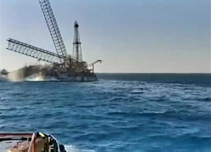 Нефтяная буровая установка затонула в Суэцком заливе. Четыре человека погибли, троих ищут.  Как сообщает египетская газета Al Masry Al Youm, авария произошла во время буксировки платформы. На борту находились 30 человек, спасли 23.