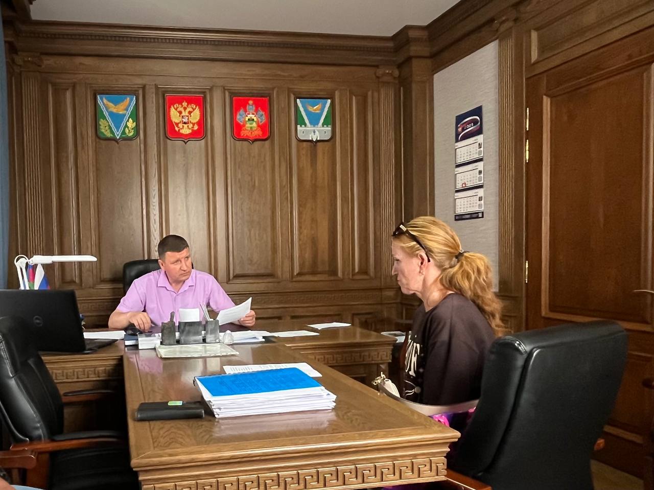 С вопросами благоустройства, услуг ЖКХ и другими обратились апшеронцы на приеме главы города Очередной прием граждан по личным вопросам глава Апшеронского городского поселения Сергей Андруха провел 25 июня. По вопросу продвижения очереди на получение земельного участка к главе города обратилась многодетная мать. Специалисты администрации внимательно выслушали обращение и предоставили всю необходимую информацию по данной теме. Заявительнице разъяснили порядок формирования очереди и предоставления участков, рассказали о работе, которая сейчас ведется администрацией в этом направлении, в частности, об активном формировании новых земельных участков для предоставления. По итогам личного приема заявительнице также будет предоставлен и письменный ответ на ее обращение с подробным разъяснением данного вопроса. Другие вопросы, прозвучавшие на личном приеме, касались благоустройства, услуг ЖКХ, земельных отношений. Всем обратившимся были оказаны необходимые консультации специалистами администрации города, жилищно-коммунальной службы и представителями управляющей компании. Администрация Апшеронска Апшеронский рабочий