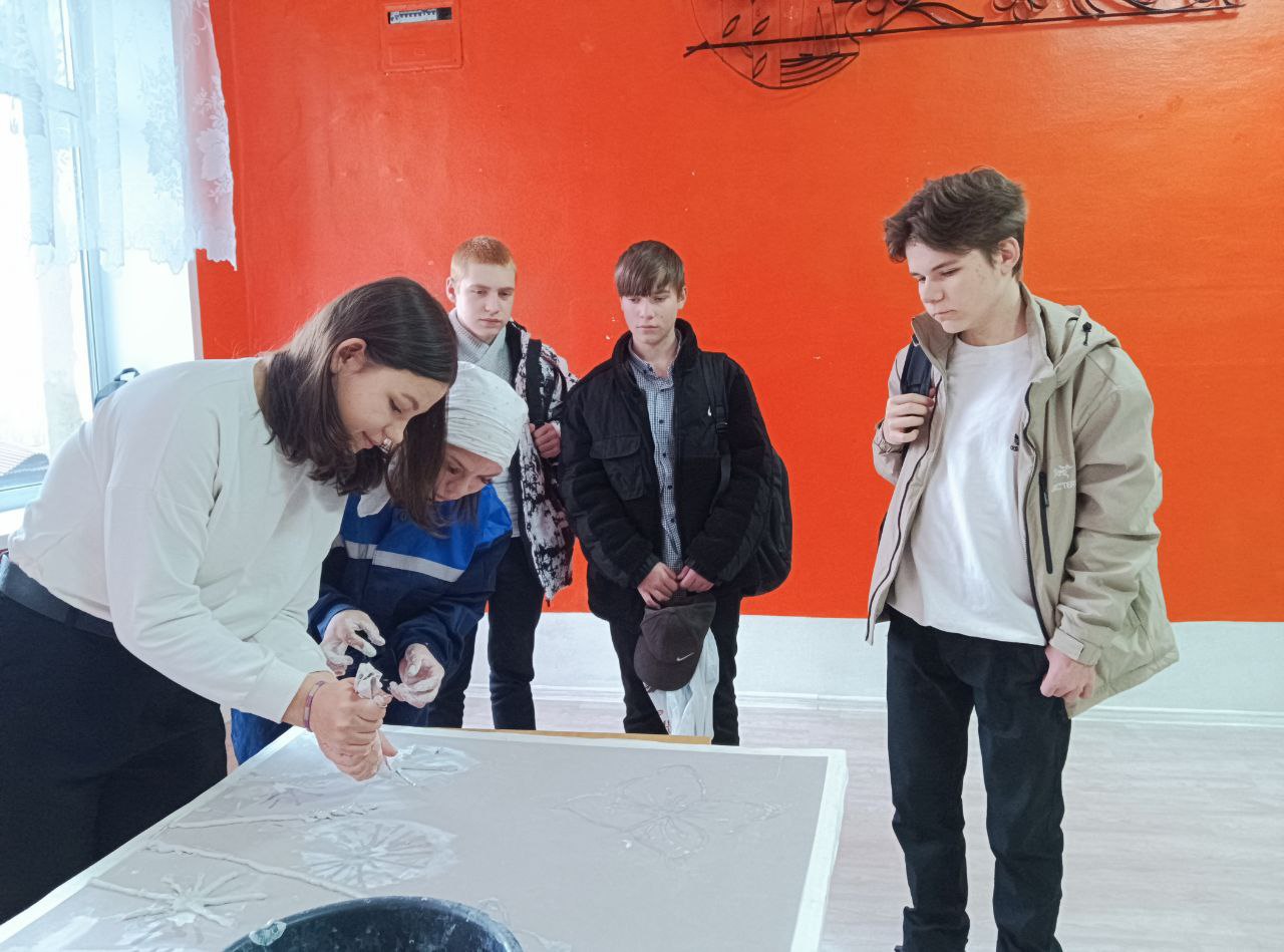 В Макеевском техникуме промышленных технологий имени Ф И Бачурина состоялось профориентационное мероприятие для девятиклассников сообщил министр образования и науки Олег Трофимов 30 школьников смогли подробнее узнать о возможностях федерального проекта Профессионалитет реализуемого в рамках национального проекта Молодежь и дети ознакомиться с оснащением учебных лабораторий и мастерских техникума Мастера производственного обучения рассказали ребятам о сотрудничестве с работодателями и перспективах трудоустройства выпускников а также провели для них мастер классы по выполнению декоративного покрытия под шёлк и созданию барельефа