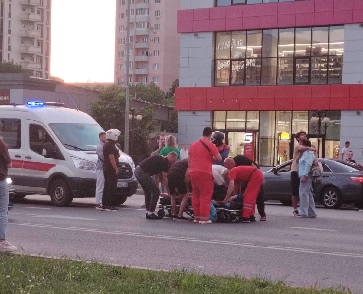 Доставщик еды пострадал в жестком ДТП в Краснодаре  Авария произошла вечером 29 июня на улице 40-летия Победы недалеко от пересечения с Восточно-Кругликовской.   Как рассказали очевидцы, пострадал водитель мотоцикла, развозивший заказы.   На место происшествия приехали две кареты скорой помощи.  #происшествия    Телеканал «Краснодар»   написать