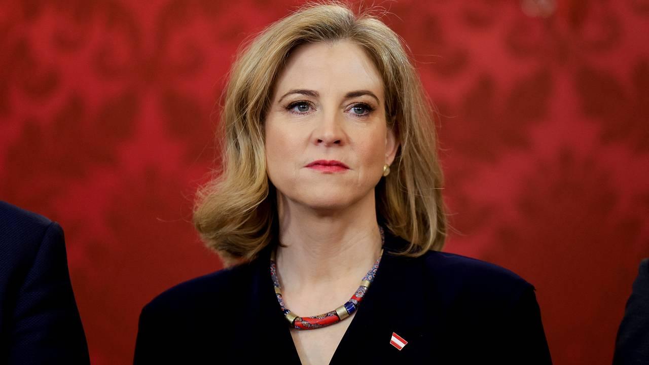 Глава МИД Австрии заявила, что страна готова рассмотреть отказ от нейтралитета и вступить в НАТО из-за действий России Совершенно очевидно, что один лишь нейтралитет не может обеспечить нашу безопасность. В условиях растущей нестабильности в сфере глобальной безопасности и усиливающейся агрессии со стороны России защиту Австрии могут гарантировать только инвестиции в оборону и укрепление партнерских отношений , — сказала Беате Майнль-Райзингер в интервью Die Welt. Министр отметила, что хотя сейчас ни парламент, ни общество не поддерживают вступление в НАТО, она считает необходимым начать публичное обсуждение этого вопроса: «Я открыта для дискуссии о будущем нашей оборонной политики. Такой разговор может быть крайне полезен, даже если решение не будет принято немедленно». Австрия приняла статус нейтралитета в 1955. Этот принцип был закреплен в конституции страны. В мае 2023 года российский МИД обвинил Австрию в «отказе от принципов нейтралитета» и «безоговорочной поддержке антироссийской политики Запада». На днях эти обвинения прозвучали вновь — Москва утверждает, что через австрийскую территорию продолжается транзит западных вооружений для Украины