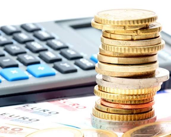 По уши в долгах госдолг Камчатки превысил 16 5 млрд рублей На 1 ноября долг региона составил 16 53 млрд рублей Он состоит из двух частей Внутренний долг 14 49 млрд рублей 7 63 млрд рублей регион должен Сбербанку 6 86 млрд рублей долг федеральному центру Внешний долг 2 04 млрд рублей Эти деньги Камчатка взяла в долг у Минфина России в нулевые годы но в иностранной валюте Возвращать кредит нужно в рублях в федеральный бюджет