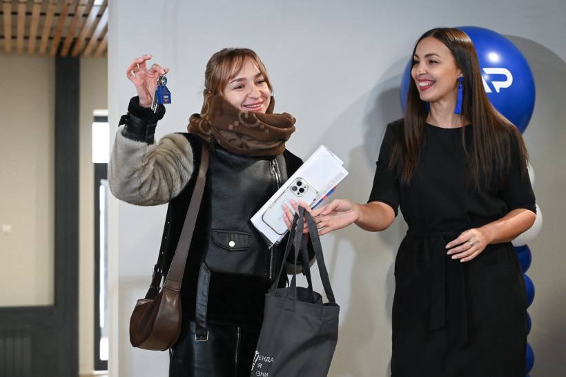 Я сначала не поверила первые 92 амурчанина получили ключи от арендных квартир в новостройке микрорайона Тепличный Современное жилье уже с мебелью и ремонтом новоселы будут снимать по льготной цене Как власти Приамурья реализуют федеральную программу Арендное жилье и какие квартиры получают новоселы в материале Амурской правды     ampravda ru 2025 12 23 pervye 92 amurcanina polucili kliuci ot lgotnyx arendnyx kvartir