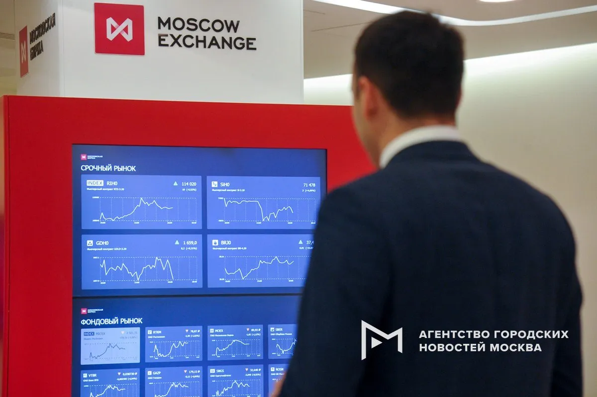Возбуждено уголовное дело о манипулировании рынком акций на Московской Бирже сообщили в СК и МВД Фигуранты сотрудники компании PFL Advisors Трейдеры совершали операции с акциями и депозитарными расписками 19 крупных российских компаний воздействуя на цену актива путем агрессивных покупок А потом продавали их после публикаций материалов о привлекательности ценных бумаг в подконтрольных им телеграм каналах Таким образом фигуранты совершили более 55 тыс незаконных сделок Они арестованы Агентство Москва в Max
