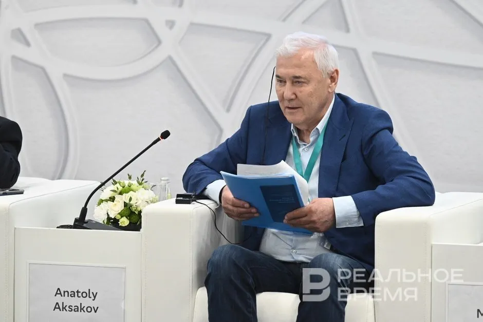 Исламский банкинг по стандартам ЦБ Аксаков обещал выпустить правила для сделок по шариату В Казани прошел Российский исламский экономический форум В этом году на российском финансовом рынке заработают стандарты ЦБ по всем популярным сделкам по шариату от мурабаха до сукука Об этом заявил председатель комитета Госдумы по финансовым рынкам Анатолий Аксаков во время Российского исламского экономического форума РИЭФ прошедшего на площадке КазаньФорум 2026 Первый стандарт проведения сукук в РФ практически готов на подходе еще несколько стандартов для иджара и мурабаха они проходят согласование в ЦБ уточнил он Введение стандартов в РФ поможет внешним инвесторам поверить в исламский банкинг Многие вообще не понимают что такое эксперимент Можно ли планировать и вступать среднесрочные и долгосрочные отношения согласился с их необходимостью директор Департамента финансовой политики Минфина РФ Алексей Яковлев Подробнее в материале Реального времени Подпишитесь на Реальное время в МАХ Telegram Дзен
