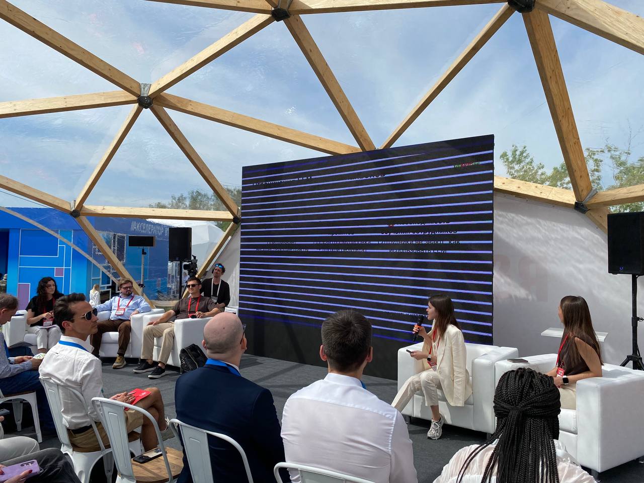 На конференции Startup Village эксперты Сколтеха — Дмитрий Дылов, Екатерина Трофимова и Максим Клименко — обсудили новую реальность профессиональной деятельности, в которой искусственный интеллект становится настоящим компаньоном профильных специалистов. Дмитрий Дылов, руководитель Лаборатории вычислительных методов формирования изображений, акцентировал внимание на уникальной роли России в развитии медицины с помощью ИИ — благодаря централизованным данным. «Россия обладает серьёзным преимуществом — у нас централизованная медицина и возможность собрать хорошие датасеты для обучения таких помощников. Москва уже запускает масштабный эксперимент по структурированию данных для обучения медицинских помощников. В связи с этим могу сказать, какое будущее нас ждёт: врачи, которые умеют пользоваться ИИ, заменят тех, кто им не пользуется». Екатерина Трофимова, старший специалист Центра ИИ, продолжила тему, рассказав о важности нового навыка — умения правильно общаться с ИИ, задавая чёткие и структурированные вопросы. «ИИ — это инструмент, а чтобы работать с ним эффективно, нужно уметь правильно задавать вопросы, — объяснила она. — Использование шаблонов и цепочек рассуждений позволяет сделать работу с моделями более осмысленной и продуктивной». Максим Клименко, руководитель разработки ПО подчеркнул, что ИИ меняет и процесс разработки в целом. «Благодаря ИИ разработка происходит в разы быстрее, и одно из важнейших умений современного разработчика — эффективно использовать ИИ. Простые задачи он решит сам, человеку же можно сосредоточиться на сложных и творческих частях проекта». Модератор сессии и руководитель дополнительного профессионального образования Алёна Норко во время выступления отметила вклад Сколтеха в развитие ИИ-компаньонов в реальном секторе экономики: «Мы в институте активно развиваем прикладное применение технологий для создания эффективных ИИ-компаньонов, а также проводим обучение для бизнеса и промышленности по их интеграции в профессиональную деятельность».