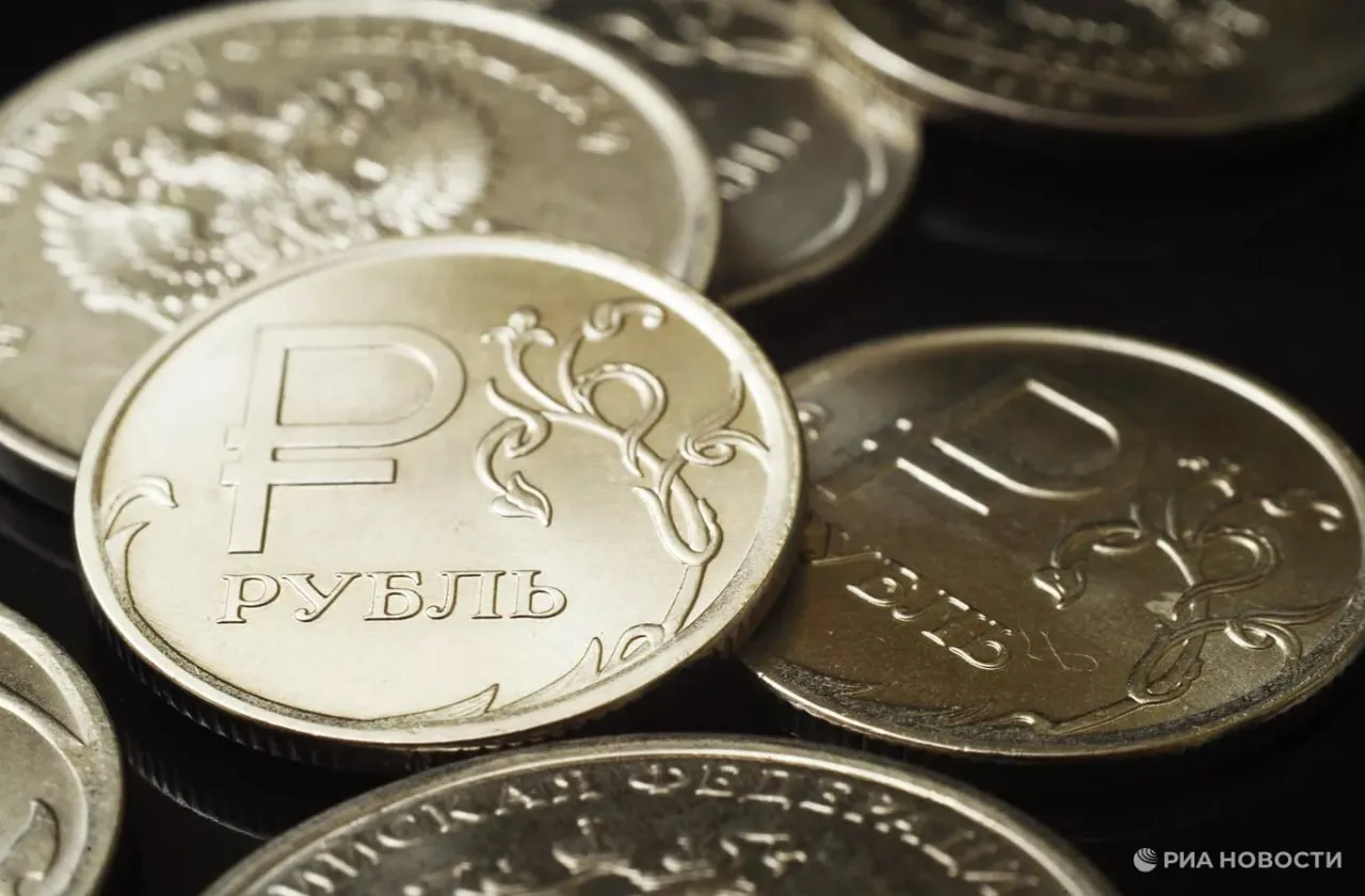 Доллар в районе 80 90 рублей ожидает Сбербанк во второй половине года Курс рубля будет ослабляться 80 90 рублей это диапазон в среднем на второе полугодие с тенденцией к продолжению ослабления рубля в четвертом квартале по отношению к третьему В третьем квартале скажем это будет 80 85 рублей в четвертом 85 90 рублей примерно так рассказал топ менеджер банка Тарас Скворцов Подписаться на РИА Новости экономика