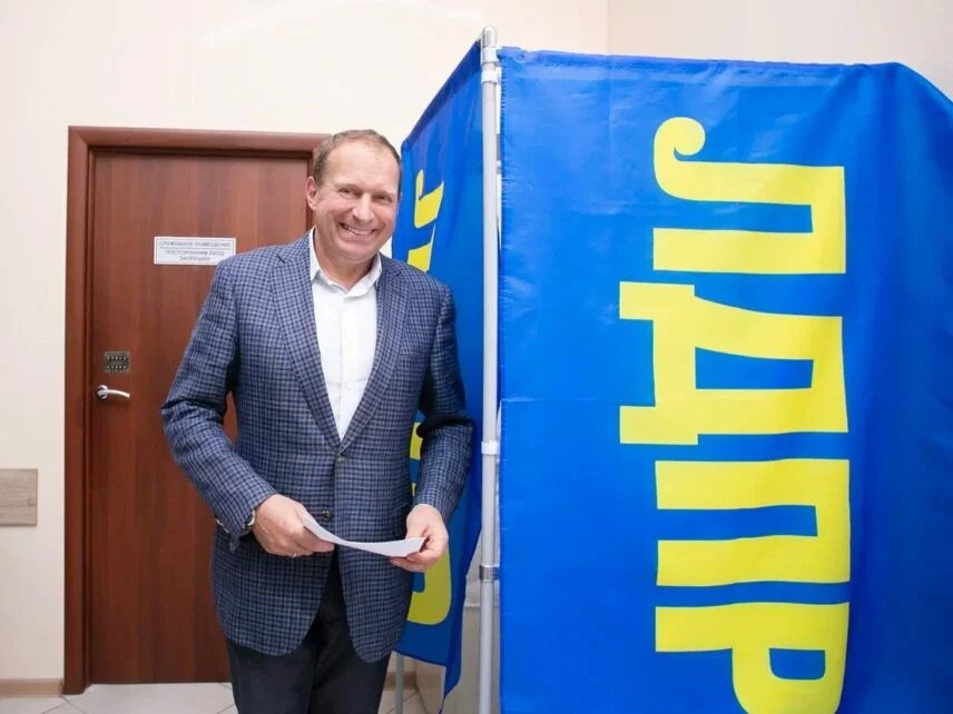 Кандидатом в губернаторы Севастополя ЛДПР выдвигает Илью Журавлёва Он будет участвовать в губернаторских выборах третий раз. Журавлёв – единственный депутат от ЛДПР в нынешнем составе заксобрания. Илья Журавлёв участвовал во всех предыдущих прямых выборах губернатора города. В 2017 году кандидат ЛДПР набрал 7,61 процент голосов, став третьим. В 2020 году Журавлёв ухудшил результат, не набрав и пяти процентов. : ТГ-канал реготделения ЛДПР в Севастополе ForPost