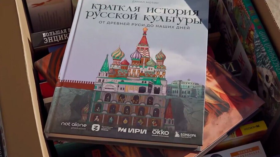 В школы Херсонской области доставили книги от Парламентской библиотеки Госдумы Парламентская библиотека Государственной Думы направила около двух тысяч экземпляров художественной и справочной литературы для школьных библиотек Херсонской области В комплект вошли энциклопедии словари справочники а также произведения классической и детской литературы Скриншот видеосюжета ТРК Таврия Читать полностью
