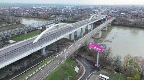 Человек сорвался с Яблоновского моста в Краснодаре. Информацию об этом сегодня днем распространили местные телеграм-каналы. В пресс-службе краевого СК подтвердили гибель 68-летнего мужчины. По факту гибели мужчины территориальным следственным отделом СКР по Краснодарскому краю проводится процессуальная проверка. Следователем устанавливаются все обстоятельства произошедшего, — говорится в сообщении. _____________________________ Есть интересная новость? Присылайте нам Краснодар Сегодня ПРИСЛАТЬ НОВОСТЬ