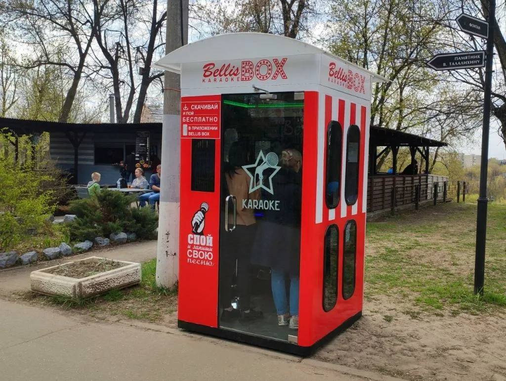 В российских городах миллионниках стало меньше кафе и баров с караоке им на смену стали приходить караоке боксы стационарные автоматы для индивидуального пения Но даже с учетом таких автоматов рынок в целом демонстрирует отрицательную динамику Представители караоке соглашаются с тем что и посещаемость таких заведений падает Одни связывают это с общим финансовым состоянием людей другие со снижением популярности культуры ночной жизни Спрос на караоке боксы обеспечивает в основном молодое поколение там можно недорого и демократично петь не смущаясь ехидных замечаний профессионалов или быстро записать контент для соцсетей