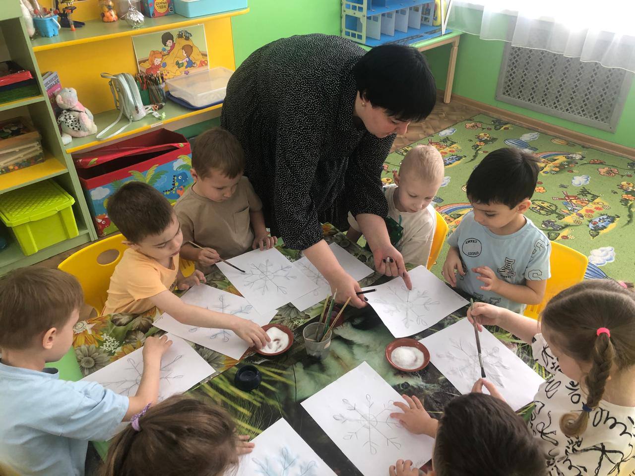 В школах Амурской области расширят сеть продленок для учеников 1 4 классов С 1 сентября юные амурчане смогут посещать 233 группы продленного дня Напомним в 2025 году в рамках национального проекта Молодежь и дети их было создано 209 В настоящее время продленки посещают свыше 4 5 тысяч детей Группы продленного дня сегодня это не просто присмотр за детьми а комплексная система их развития В образовательных организациях созданы эффективные условия для познавательного творческого физического и нравственного роста учащихся начальных классов Особое значение имеет помощь в подготовке к урокам и обеспечение безопасности детей когда родители на работе Расширение сети групп продленного дня важный шаг в поддержке семей с детьми и часть государственной политики в сфере защиты детства прокомментировала зампред регионального Правительства министр образования и науки Амурской области Светлана Яковлева Благодаря финансированию из областного бюджета с этого учебного года продленки для младшеклассников бесплатные Родители покрывают расходы лишь на питание за исключением льготных категорий многодетные семьи и участники СВО К 2030 году в Амурской области планируется создать еще более 100 групп продленного дня Подписывайтесь на новости Амурской области в МАХ