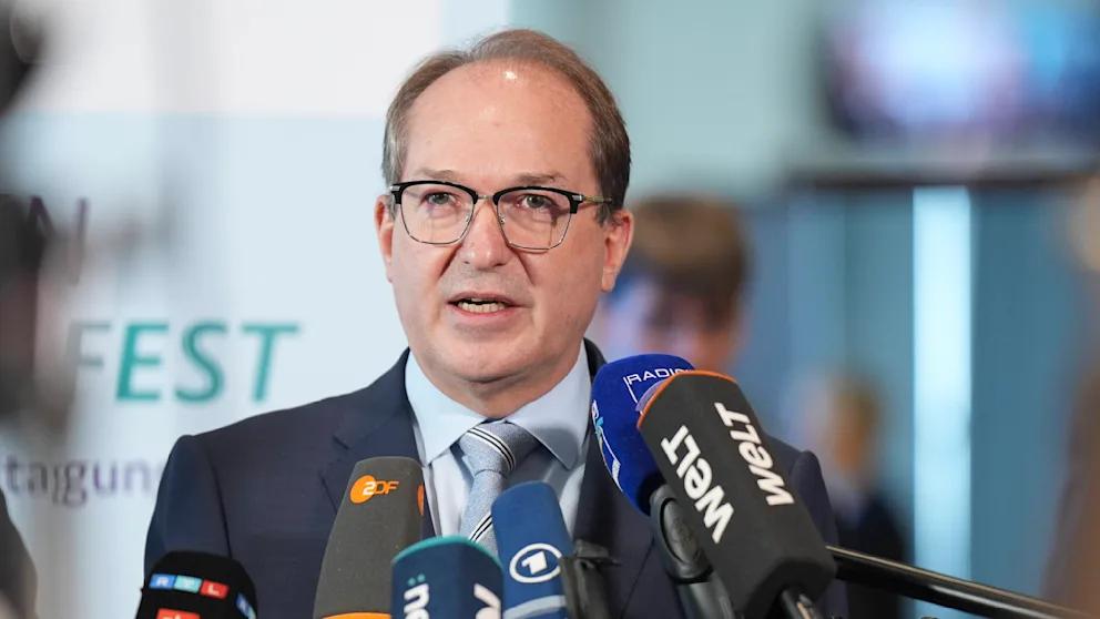 Мы не позволим атаковать нашу страну изнутри В Германии запретили радикальную исламскую организацию Muslim Interaktiv Министр внутренних дел Германии Александр Добриндт объявил о запрете исламской организации Muslim Interaktiv обвинив ее в подрыве конституционного порядка и разжигании ненависти Все имущество объединения будет конфисковано сообщило МВД Полиция сегодня утром провела обыски в семи помещениях в Гамбурге а также в Берлине и Гессене в связи с расследованиями против связанных группировок Generation Islam и Realität Islam По данным МВД эти организации пропагандировали установление халифата и враждебно высказывались против Израиля евреев женщин и меньшинств Любой кто агрессивно призывает к халифату на наших улицах кто разжигает невыносимую ненависть к Израилю и евреям кто презирает права женщин и меньшинств будет наказан по всей строгости закона Мы не позволим таким организациям как Muslim Interaktiv разрушать наше свободное общество своей ненавистью презирать нашу демократию и атаковать нашу страну изнутри заявил Добриндт Глава МВД Гамбурга Анди Гроте назвал решение ударом по тикток исламизму и подчеркнул что операция стала результатом многолетней работы спецслужб Ранее весной 2024 года члены Muslim Interaktiv провели в Гамбурге марш требуя создания халифата в Германии но тогда запрета организации добиться не удалось BILD Russian