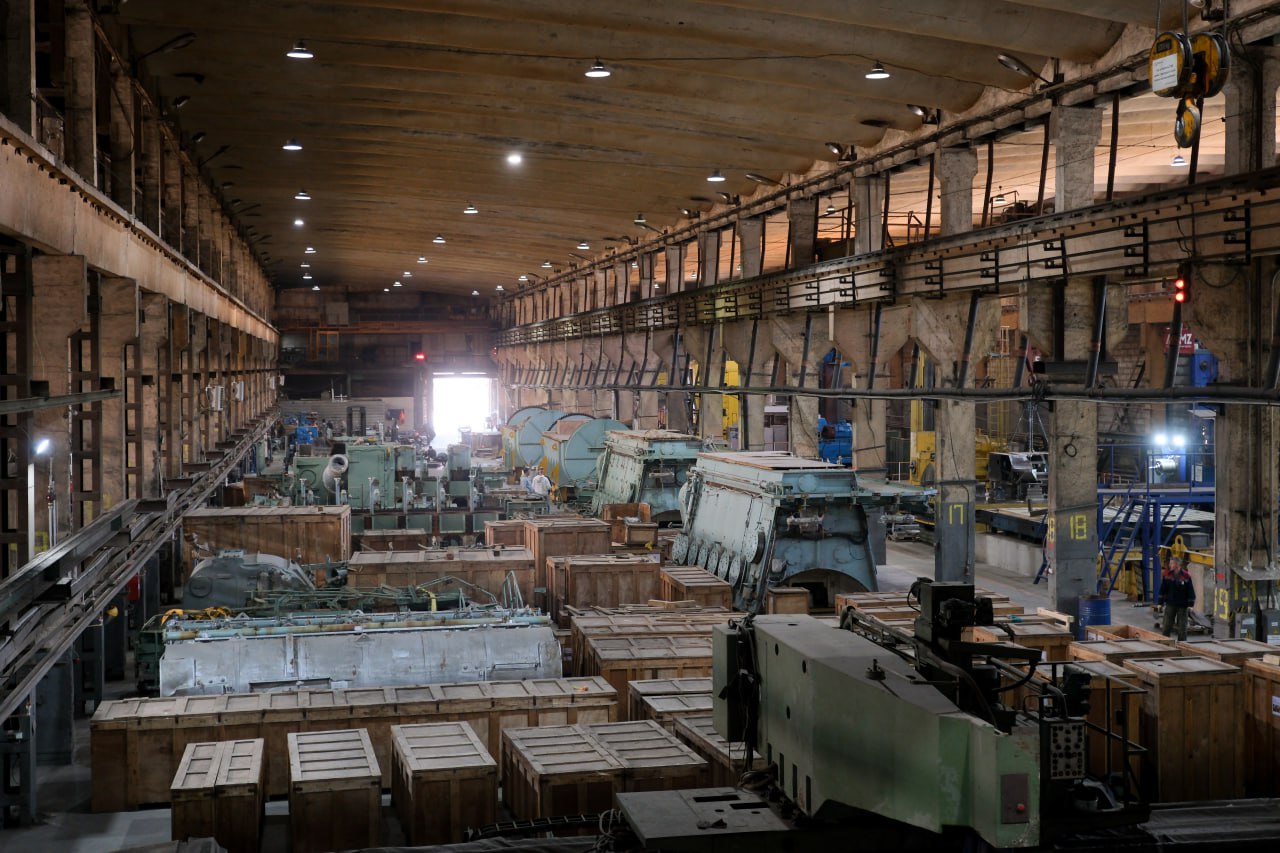 КМЗ вышел из состава ОСК вышел из состава Объединенной судостроительной корпорации ОСК При этом предприятие и корпорация продолжают сотрудничество по некоторым договорам сообщил ТАСС собственник КМЗ Михаил Даниленко КМЗ официально вышел из состава Объединенной судостроительной корпорации и дальше самостоятельно продолжает развивать свои направления в промышленности КМЗ и ОСК остаются крупными и значимыми друг для друга партнерами с несколькими десятками действующих договоров ведется активная работа по импортозамещению в сфере крупного судостроения рассказал Даниленко При этом штат сотрудников будет полностью сохранен а в будущем будут привлечены новые специалисты для реализации крупных проектов   tass ru ekonomika 26141715 Подпишись на КМЗ