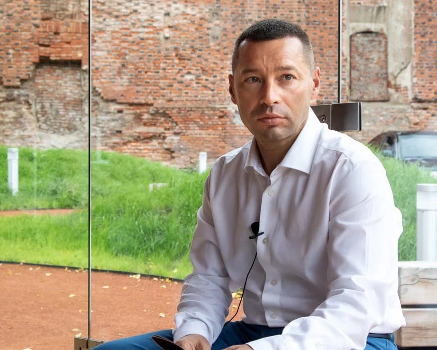 Андрей Нейман ушел с поста главы администрации Немана на новую должность не в орган власти Глава муниципалитета пытался уволиться еще в 2023 году Нейман отметил что ушел с должности по собственному желанию Местный совет депутатов принял его отставку Губернатор Алексей Беспрозванных также подтвердил что Нейман покинул должность в Немане подчеркнув что чиновник получил другое назначение По данным источника новое место работы экс главы Немана не связано с органами государственной власти Андрей Нейман пытался покинуть должность главы администрации Немана еще в 2023 году но тогда его отставка не была согласована в правительстве области Еще больше новостей в Telegram канале RUGRAD
