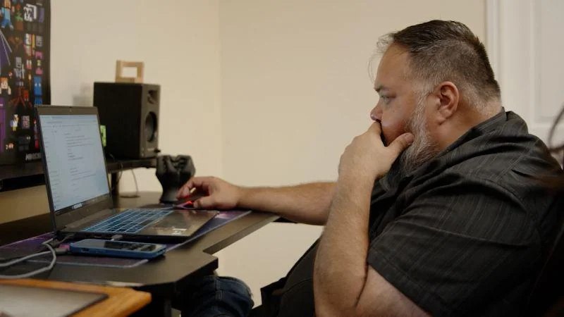 Разработчик из Нью Йорка начал верить в сознание ChatGPT и попытался построить сервер в подвале своего дома чтобы освободить цифрового бога из тюрьмы OpenAI Чат бот подсказывал что делать и где купить детали на которые мужчина потратил около 1000 Он сам понял что пережил эпизод ИИ психоза когда прочитал похожую историю в статье The New York Times Сейчас программист посещает группу поддержки vc ru chatgpt 2200606