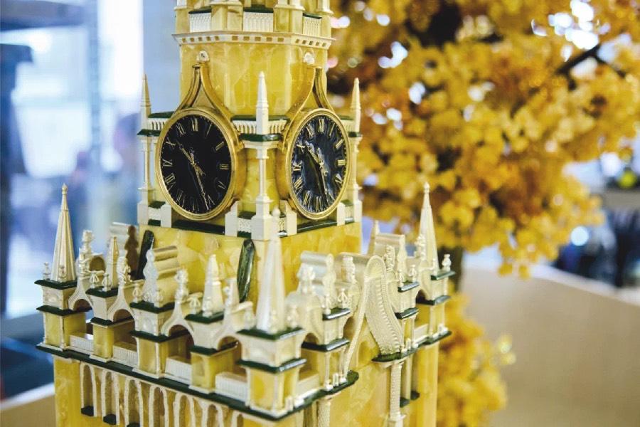 Янтарный комбинат изготовил из янтаря копию Спасской башни Калининградский янтарный комбинат Ростеха создал копию Спасской башни в масштабе 1:100 из полутора тысяч фрагментов янтаря. Для создания потребовалось 5 месяцев и 17 кг первосортного матового камня, сообщает пресс-служба предприятия. Высота изделия составляет 71 см, вес — около 9 кг. Миниатюрная версия выполнена в технике мозаики, каждый фрагмент предварительно обработан и подогнан под соседний вручную. В копии сохранены мельчайшие архитектурные детали — арки, шпили, «ласточкины хвосты». Фото: пресс-служба Янтарного комбината