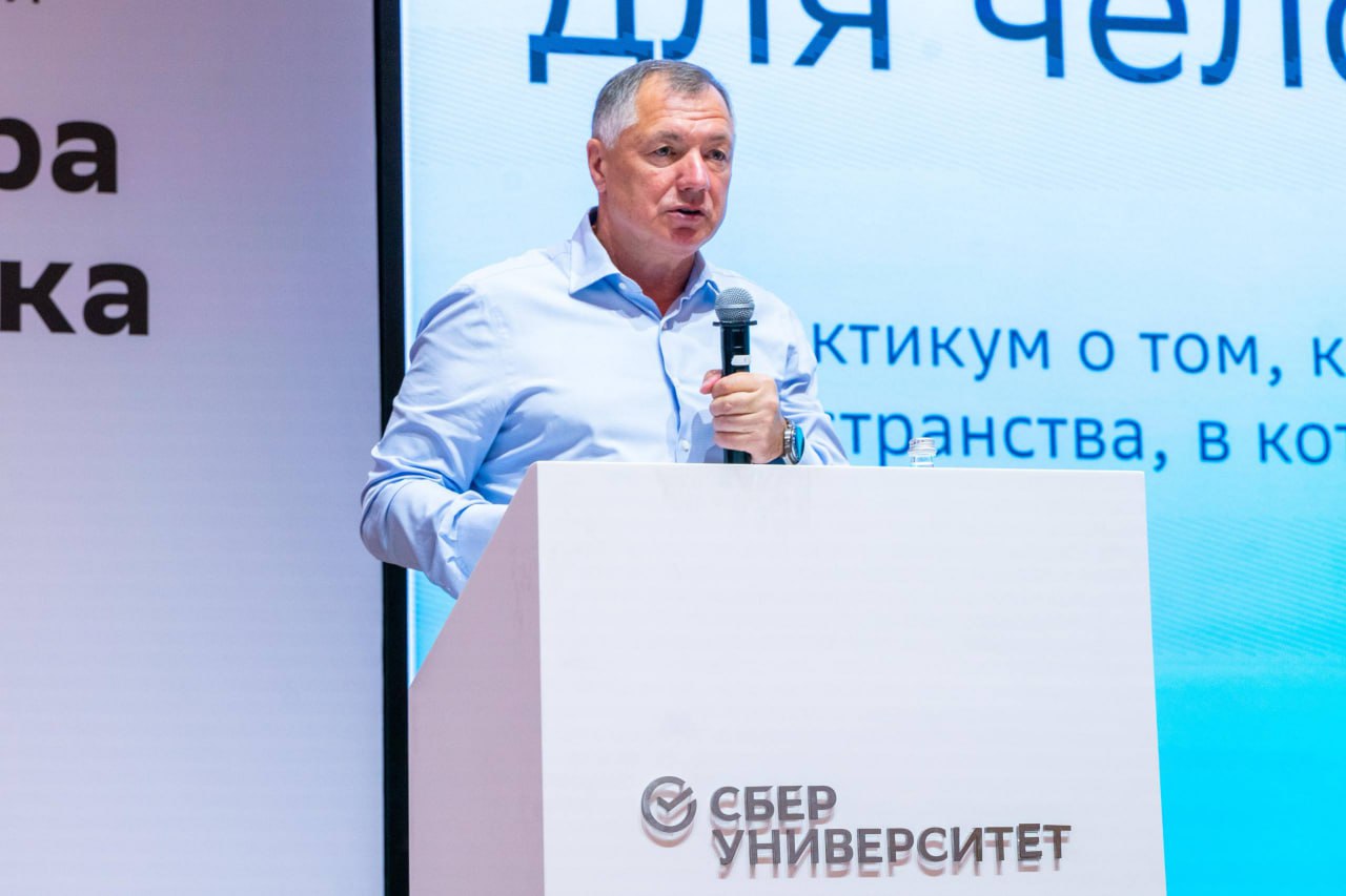 Губернатор Югры возглавил команду региона на практикуме СберУниверситета В СберУниверситете стартовала образовательная программа «Архитектура для человека». Это практикум о том, как создавать пространства, в которых хочется жить. Участие в ней принимает губернатор Югры Руслан Кухарук, представители правительства округа, муниципалитетов и региональных структур. Обширная программа включает лекции от экспертов и разбор конкретных практик. Особое внимание по-прежнему уделяют направлениям, входящим в состав нацпроекта «Инфраструктура для жизни». Среди главных спикеров – Сергей Кириенко, Марат Хуснуллин и Герман Греф. «Полученные знания применим при реализации адресной программы по расселению аварийного фонда, строительстве новых жилых и социальных объектов с применением механизма комплексного развития территорий, создании современной дорожно-транспортной сети, благоустройстве общественных пространств», — отметил Руслан Кухарук. Команда Югры прорабатывает план по реновации квартала Авиагородок в Ханты-Мансийске и микрорайона «Ядро центра города» в Сургуте, строительству регионального учебно-методического центра военно-патриотического воспитания «Авангард» в Ханты-Мансийском районе, благоустройству Долины Ручьев в Ханты-Мансийске. Подробнее читайте тут! телеграм-канал Руслана Кухарука