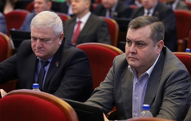 Сегодня на 72 й сессии Юрий Александрович Бурлачко справедливо отметил что значительная часть наших граждан по прежнему не соблюдает действующие на территории края ограничения касающиеся съемки и распространения последствий атак БПЛА В связи с этим инициатива Губернатора края Вениамина Ивановича Кондратьева является логичным продолжением комплексной работы по обеспечению безопасности жителей и служит серьёзным предупреждением для лиц пренебрегающих правилами В рамках сессии было принято решение о введении административных штрафов за нарушение действующих запретов для граждан штрафы устанавливаются в размере от одной тысячи до трёх тысяч рублей для должностных лиц от десяти тысяч до тридцати тысяч рублей для юридических лиц от пятидесяти тысяч до ста тысяч рублей События которые сейчас происходят в стране и на ее границах диктуют определенные правила поведения Для тех кто этого не понимает а еще хуже повторно нарушает административное наказание будет ужесточено