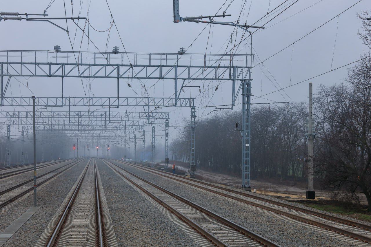 Северо Кавказская ЖД в 2025 году инвестировала 6 5 млрд рублей в обновление путей Ремонт проводился   в Краснодарском крае   в Ростовской области   в Ставропольском крае   в Республике Дагестан За год на магистрали выполнен капитальный ремонт железнодорожного полотна на 67 3 километров пути а также произведена замена рельсов на 99 3 километров Обновление железнодорожного полотна позволяет улучшить техническое состояние пути и способствует повышению скорости и безопасности движения поездов на Северо Кавказской магистрали Телеграмма СКЖД