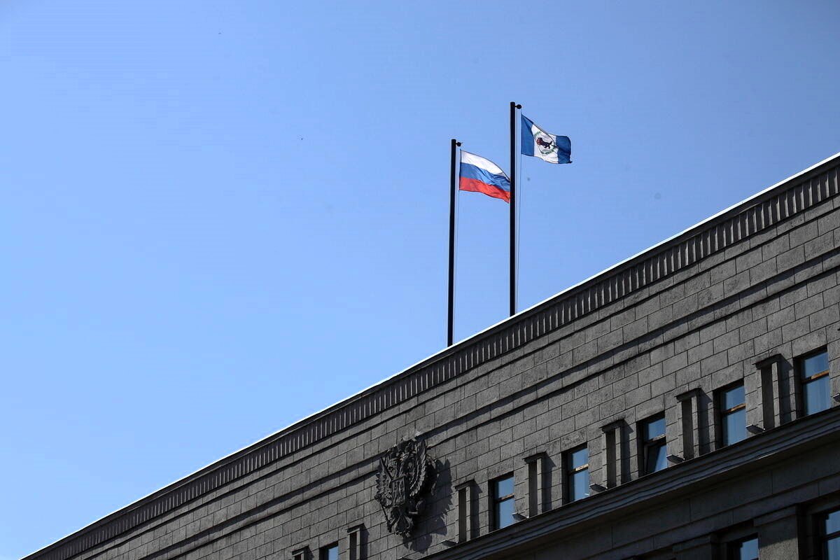 В Иркутской области не будут торопиться с изменениями в системе местного самоуправления. Наши источники сообщают, что власти региона выбрали спокойный и продуманный подход.  Недавно в России обновили закон о местном самоуправлении. Теперь можно перейти с двухуровневой системы  когда есть и районные, и поселковые власти  на одноуровневую  только одна администрация на территории . В некоторых Telegram-каналах писали, что Иркутская область не спешит принимать свой закон под новые правила. Но это не совсем так.   Наш источник рассказал, что региональные власти придерживаются взвешенного подхода к реформированию системы, чтобы избежать ошибок и негативных последствий для территорий.  Возможность преобразований в муниципальные округа появилась ещё в 2019 году, но первый муниципальный округ в нашем регионе создали только в 2024-м. Это помогло избежать проблем, с которыми столкнулись другие регионы, начавшие реформу раньше.    «Наш осторожный подход работает. За полтора года мы создали 12 муниципальных округов без спешки и неудобств для людей».  «Те, кто начал в 2019 году, вынуждены были сами придумывать, как финансировать новые округа. Федеральные законы тогда были не до конца готовы», – объясняет наш источник.  Аналогичная ситуация, по словам представителей власти, складывается и сейчас с новым федеральным законом. Однако на этот раз работа по приведению законодательства в соответствие на федеральном уровне ведется оперативнее и на более высоком уровне. Ожидается, что осенью 2025 года в Госдуму поступят необходимые законопроекты, которые установят четкие «правила игры».   Региональный закон тоже готовят без спешки. Его обсуждают с жителями и местными властями, а в Законодательном собрании для этого создана специальная группа. Иркутская область не пойдёт по пути Красноярского края, где резко изменили границы всех территорий, вызвав недовольство людей. У нас всё будет постепенно и с учётом мнения жителей.  Важно отметить, что в Иркутской области был реализован мягкий сценарий муниципальной реформы, где сохранены прямые выборы мэров округов.    Подпишитесь на «Иркутск политический»