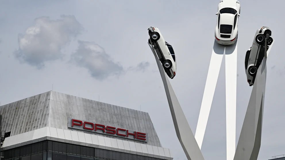 Прибыль Porsche рухнула на 91%   Компания Porsche заработала в автомобильном бизнесе — то есть без учёта финансовых услуг — лишь 154 млн евро в последнем квартале. Это снижение почти 91% по сравнению с аналогичным периодом прошлого года, когда прибыль Porsche составила 1,7 млрд евро. Выручка бренда сократилась примерно на 12,9% и составила чуть более 8,3 млрд евро.   Как и некоторые другие автопроизводители, компания из Цуффенхаузена испытывает трудности прежде всего в Китае. Недавно руководство во главе с генеральным директором Оливером Блуме сообщило о снижении объема продаж в КНР. Продажи резко упали. На бизнес также давят высокие расходы на модернизацию и таможенные пошлины США. Кроме того, значительных инвестиций требует постепенное развитие производства электромобилей.   Поэтому настала пора экономить. Руководство Porsche намерено сократить около 1900 рабочих мест в Штутгарте к 2029 году. Разрабатываются и другие планы по сокращению.