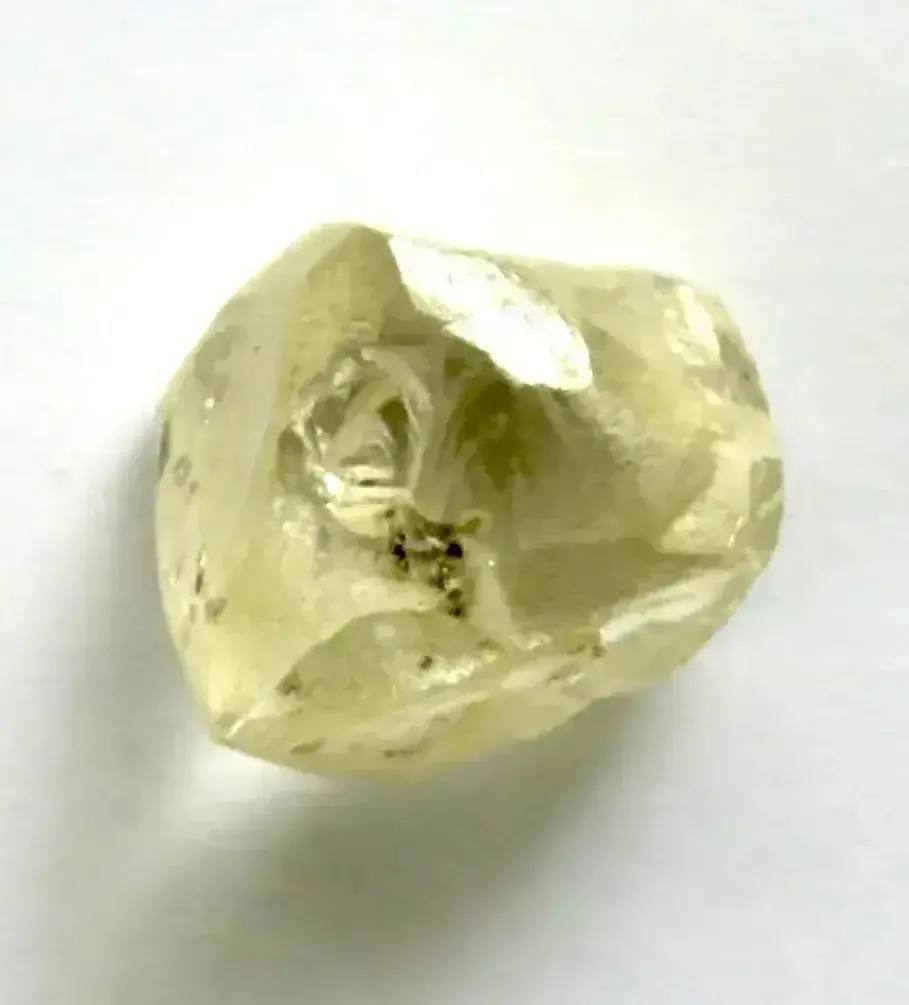 Августина Филиппова художник модельер дизайнер педагог Имя Августины Филипповой известного художника модельера дизайнера педагога заслуженного работника культуры РС Я почетного работника сферы образования РФ лауреата Фонда содействия развитию культуры науки образования Во славу и пользу республики обладателя знака отличия Гражданская доблесть члена Союза художников РФ почетного гражданина Горного улуса и Амгинского наслега Амгинского улуса присвоено крупному алмазу ювелирного качества АЛРОСА присвоила имя Августина Николаевна Филиппова алмазу массой 53 38 карата добытого в апреле 2025 на трубке Заполярная Удачнинского ГОК Августина Филиппова известна своим неповторимыми моделями на основе традиционных предметов одежды коренных народов Якутии интересными образами моделей объединяющих элементы одежды различных культур с использованием ткани кожи меха бисера кристаллов Сваровски бересты конского волоса миниатюр из мамонтовой кости Ее костюмы олицетворяют целостные образы сказочных героев различных народов Якутии В ее авторской деятельности множество известных коллекций одежды таких как Алмазы Якутии Мифы Якутии У Лукоморья