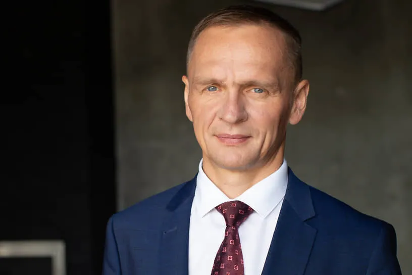 Совладелец и управляющий партнер Технониколь Сергей Колесников заявил что курьеров нужно обложить дополнительным налогом чтобы спасти промышленность России 108 в рейтинге миллиардеров России заявил что так можно нарастить количество инженеров в стране Курьером стать намного проще чем конструктором авиадвигателей Я бы и льготы сдвинул бы в сторону облагал налогом курьеров полностью А вот инженерам конструкторам давал те самые льготы которые сейчас имеют самозанятые так как РФ сильно отстаёт в машиностроении