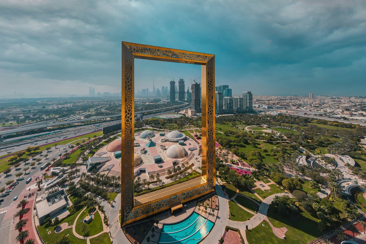 Дубай объявил о планах открыть настоящую золотую улицу Она станет частью Dubai Gold District обновленного Золотого рынка В постройке улицы обещают использовать золото но что конкретно это значит непонятно Золото глубоко вплетено в культурный и деловой уклад Дубая символизируя наше наследие процветание и неизменный дух предпринимательства Создавая это знаковое место мы не только отмечаем это наследие но и переосмысливаем его для новой эпохи которую определяют творчество и устойчивое развитие заявили в городской администрации Больше новостей в Daily News