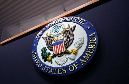 Государственный департамент США ввел визовые ограничения в отношении граждан Узбекистана уличенных в содействии нелегальной иммиграции в Соединенные Штаты Ограничения затронули членов руководства двух узбекских компаний оказывавших услуги по оформлению виз Они сознательно предоставляли туристические услуги основной целью которых было обеспечение поездок иностранцам намеревавшимся нелегально иммигрировать в Соединенные Штаты Маршруты пролегали через аэропорты и наземные переходы с выходом на транзитные точки в Центральной Америке где мигрантов задерживали при попытке нелегально пересечь американскую границу Подробнее на нашем сайте Актуальные новости из Центральной Азии fergananews