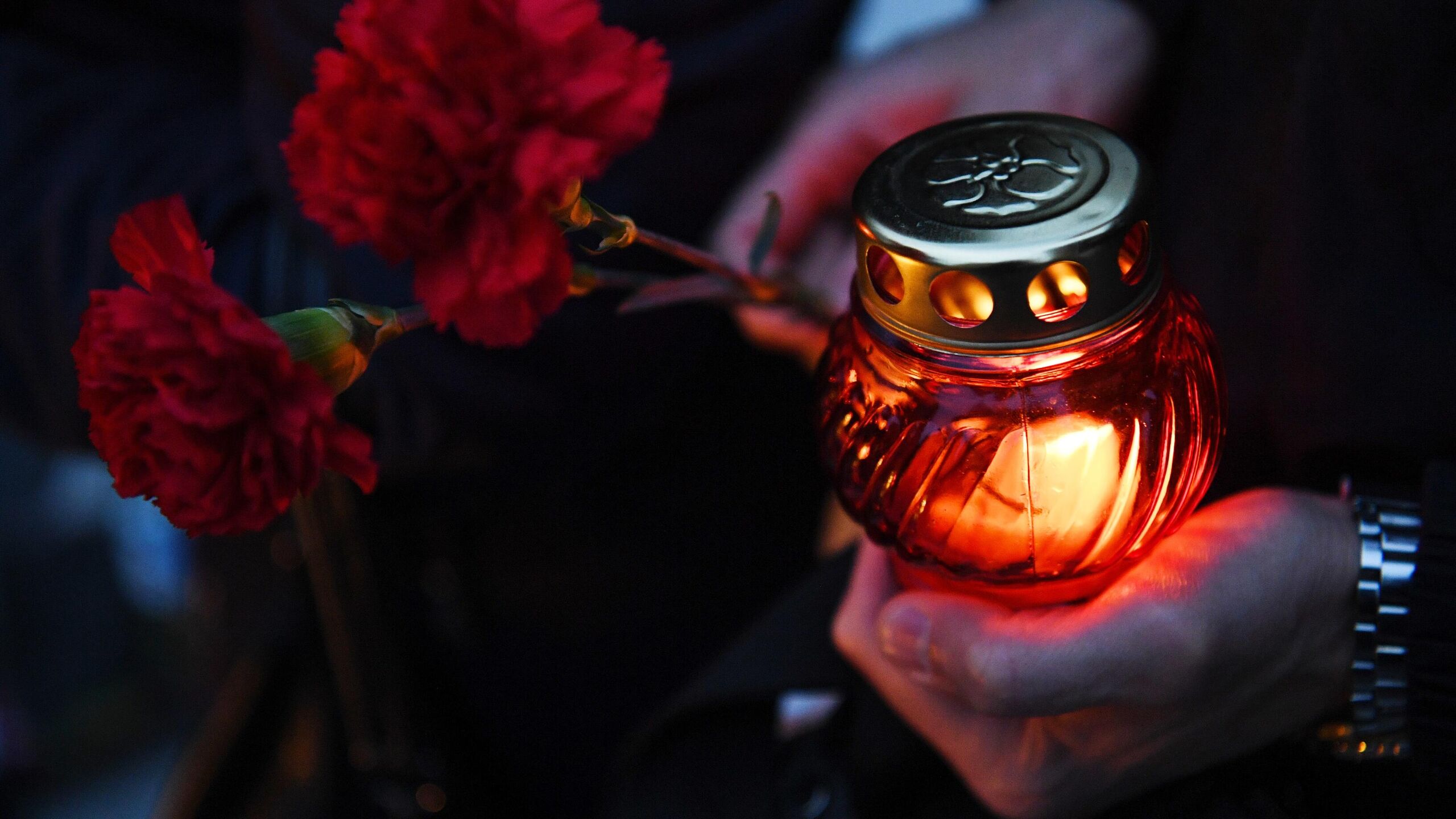 Советский и российский композитор заслуженный деятель искусств РФ педагог и профессор Санкт Петербургской консерватории Геннадий Белов скоропостижно скончался в возрасте 85 лет сообщила в воскресенье пресс служба Союза композиторов Санкт Петербурга Сегодня скоропостижно скончался Геннадий Григорьевич Белов советский и российский композитор педагог выпускник Петербургской консерватории ученик В Салманова и Д Шостаковича Профессор Санкт Петербургской консерватории автор опер оркестровых кантатно ораториальных и хоровых произведений множества камерных сочинений говорится в сообщении Также Союз композиторов выразил глубокие соболезнования близким и друзьям композитора