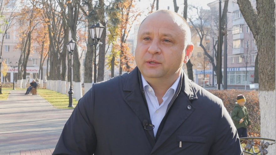 Бывший вице-губернатор Воронежской области займёт место в самарском правительстве По данным издания OBOZ. INFO, соответствующее решение уже принято. Виталий Шабалатов должен приступить к работе в качестве вице-мэра, который курирует вопросы транспортного обслуживания и дорожного хозяйства.