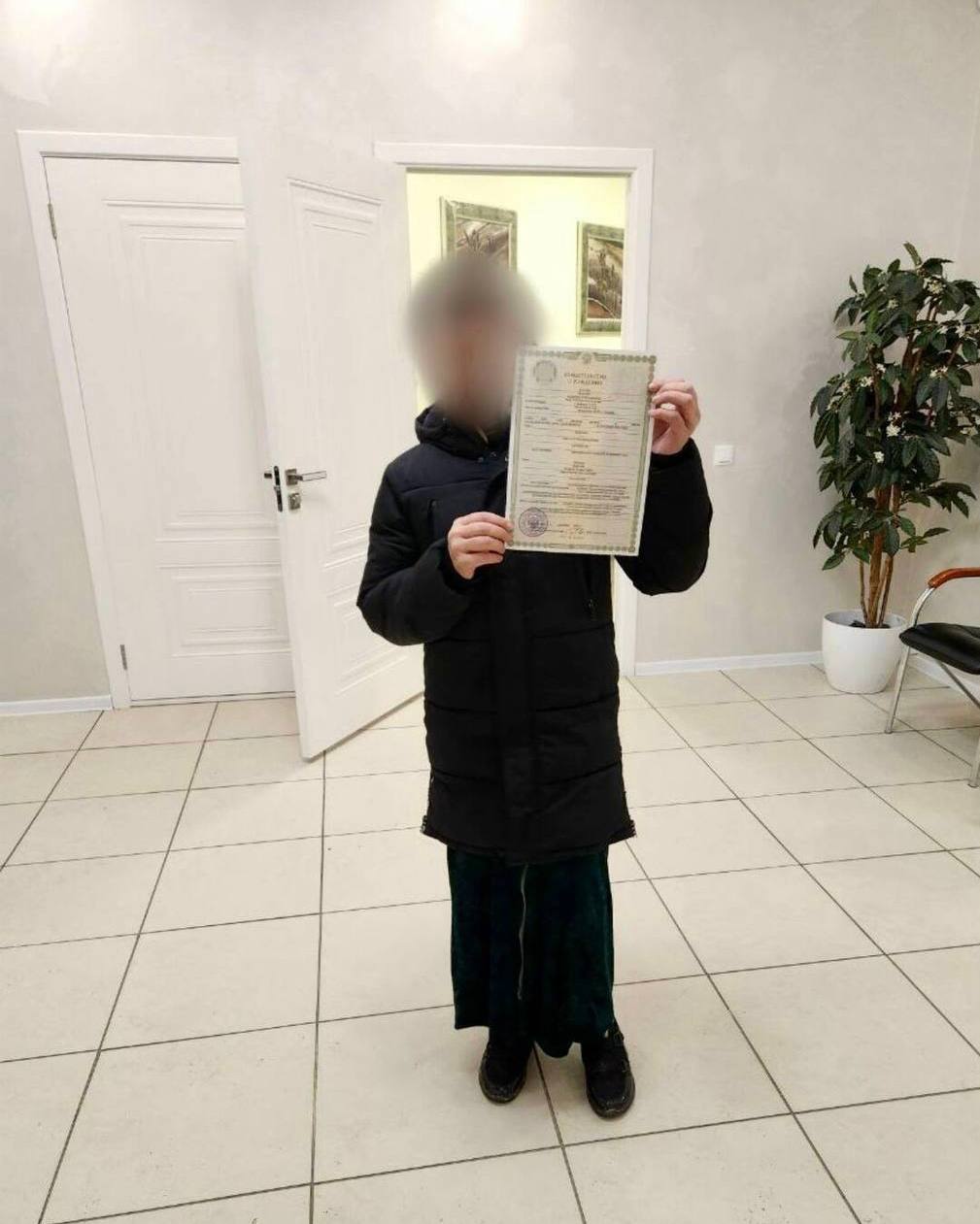 Уроженка Казани 55 лет жила без паспорта и свидетельства о рождении Когда она родилась ее мать не обратилась в ЗАГС и не зарегистрировала ребенка Она не ходила в детский сад и школу работала неофициально и не могла получать пособия и медпомощь К юбилею женщины суд признал ее фактическое существование и она получила свое свидетельство о рождении Казань на Максималках