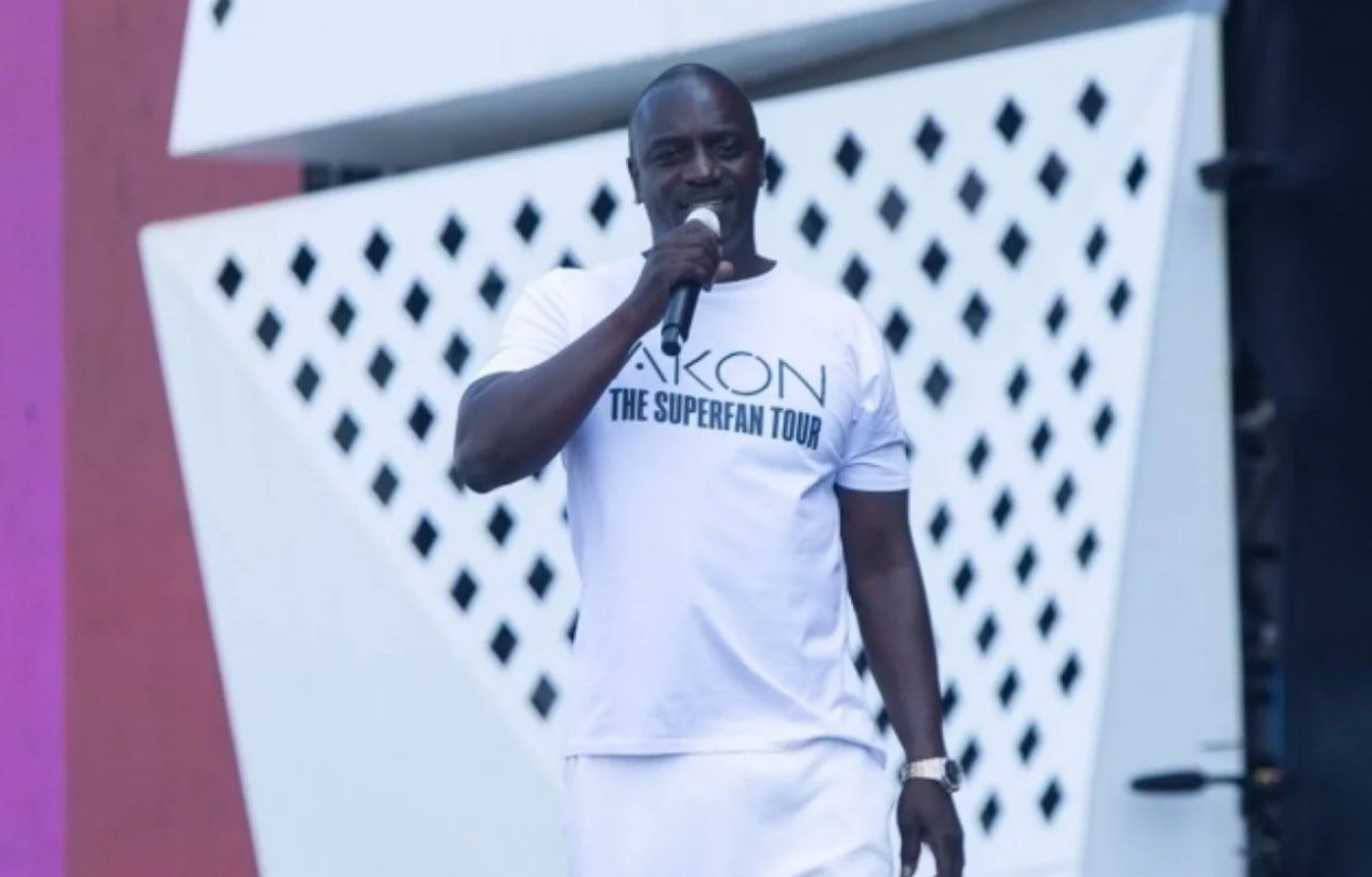 Рэпер Akon прятался в ванной во время атаки БПЛА на Сочи  Несмотря на то, что певец должен был спуститься вниз и быть с коллективом, охрана решила, что безопаснее будет, если он укроется в ванной комнате.  При этом сотрудники отеля рекомендовали всем постояльцам покинуть номера и укрыться в лобби.  Подписаться на «АиФ-Юг»