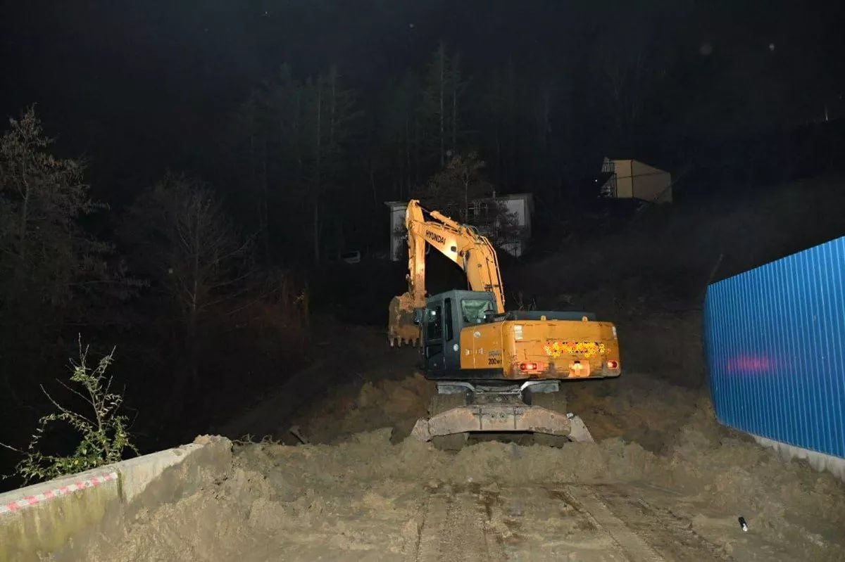 Движение двух оползней в Сочи продолжается но угрозы для жителей нет В Адлерском районе у МКД на улице Петрозаводской сохраняется режим повышенной готовности Собственнику участка направлено представление о принятии необходимых мер для стабилизации склона На территории СНТ Корчагинец в Хостинском районе по границе оползня находятся три частных дома Они не получили повреждений Оказалась заблокирована дорога движение транспорта организовано по альтернативным маршрутам Городской оперативный штаб ведет круглосуточный мониторинг обстановки Кубанские Новости Мы в MAX