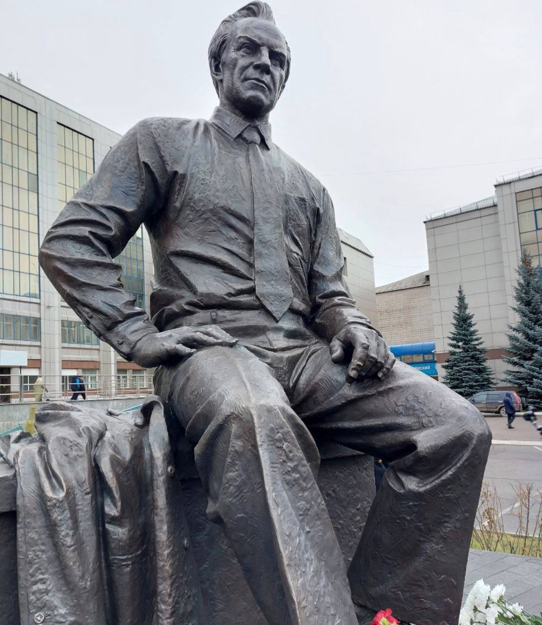 Памятник создателю первых в мире спутниковых систем космических телекоммуникаций Михаилу Решетневу открыли сегодня на площади перед Аэрокосмическим университетом в Красноярске  Я хочу поблагодарить всех кто вложил душу энергию силы средства в создание этого памятника Символично что Михаил Федорович будет каждый день встречать студентов напоминать им о том что пределы каждый закладывает себе сам и нет ничего невозможного если ты любишь дело которое ты выбрал если с тобой рядом настоящие единомышленники отметил на церемонии открытия губернатор Красноярского края Михаил Котюков  Память о тех людях которые радикально изменили экономический ландшафт нашего региона на основе достижения научно технического прогресса это верный путь к развитию высокотехнологичных производств в нашей стране заявил в свою очередь ректор Сибирского государственного университета науки и технологий имени академика М Ф Решетнева Эдхам Акбулатов фото Алексей Кулеш NeNASHI