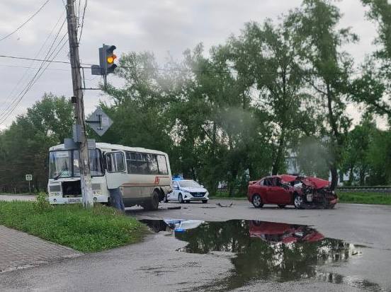 Шестеро пострадали в аварии с пассажирским автобусом в Бийске Автобус и легковой автомобиль столкнулись на улице Трофимова в Бийске. Пострадали шесть человек – водитель и пассажиры легковушки и один пассажир автобуса, сообщила городская станция скорой помощи. Один человек находится в тяжёлом состоянии. На месте работает полиция. фото Подписаться Прислать новость Помочь бустам