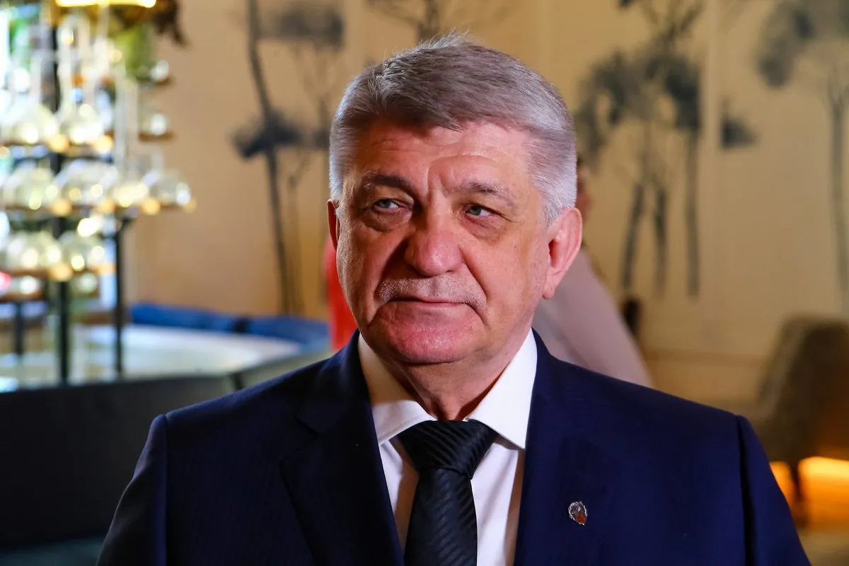 Александру Сокурову не вручили обещанный приз ММКФ За вклад в мировой кинематограф По словам режиссера он был уверен вручение ему награды отменят За последние четыре года ни один его фильм не получил прокатное удостоверение в России На ММКФ показали новый документальный фильм Сокурова Записная книжка режиссера посвященный истории России с 1961 по 1995 год После показа автор передал директору кинофестиваля Никите Михалкову письмо в котором предложил обратить внимание на ситуацию сложившуюся в российском кино Накануне премьеры нашего фильма я получил подтверждение своим предположениям вручение премии отменяется Ну что же отменяется так отменяется Мое дело работать над кинофильмами отметил режиссер Больше новостей в Daily News VK