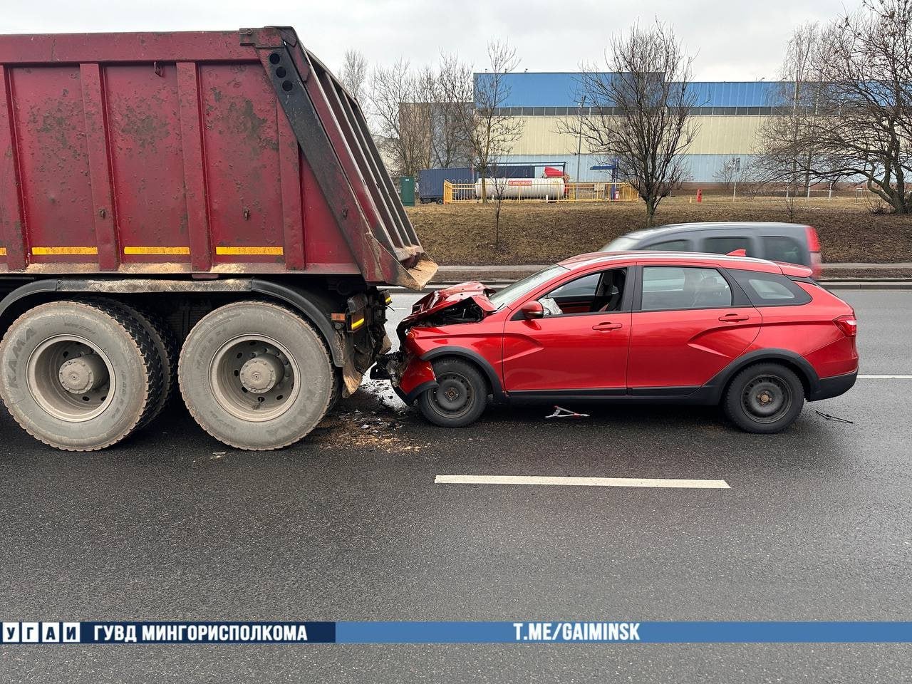 На пр. Партизанском случилось ДТП с участием «КАМАЗа» и двух легковушек.  Грузовой автомобиль вечером 1 марта столкнулся с легковушкой Hyundai, а через некоторое время на уже обозначенный знаком аварийной остановки стоящий «КАМАЗ» совершил наезд автомобиль Lada под управлением 48-летней женщины.  В итоге водитель и 11-летний пассажир автомобиля Lada были доставлены в учреждение здравоохранения для обследования.  Фото: ГАИ  «Минск-Новости» MINSKNEWS.BY Telegram Viber FB  VK Inst TikTok  YouTube