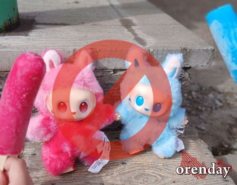 Orenday Оренбург В куклах Лабубу обнаружили вещество вызывающее бесплодие Шведское агентство по надзору за химическими продуктами Kemikalieinspektionen выявило опасные уровни запрещённого вещества ДЭГФ в поддельных куклах Лабубу При проверке пяти из семи проанализированных игрушек было обнаружено значительное содержание токсичного пластификатора Специалисты предупреждают что дети особенно уязвимы к воздействию вещества из за привычки брать игрушки в рот Родителям рекомендовано приобретать сертифицированные товары и избегать подозрительно дешёвых аналогов популярных подробнее на канале Orenday Оренбург