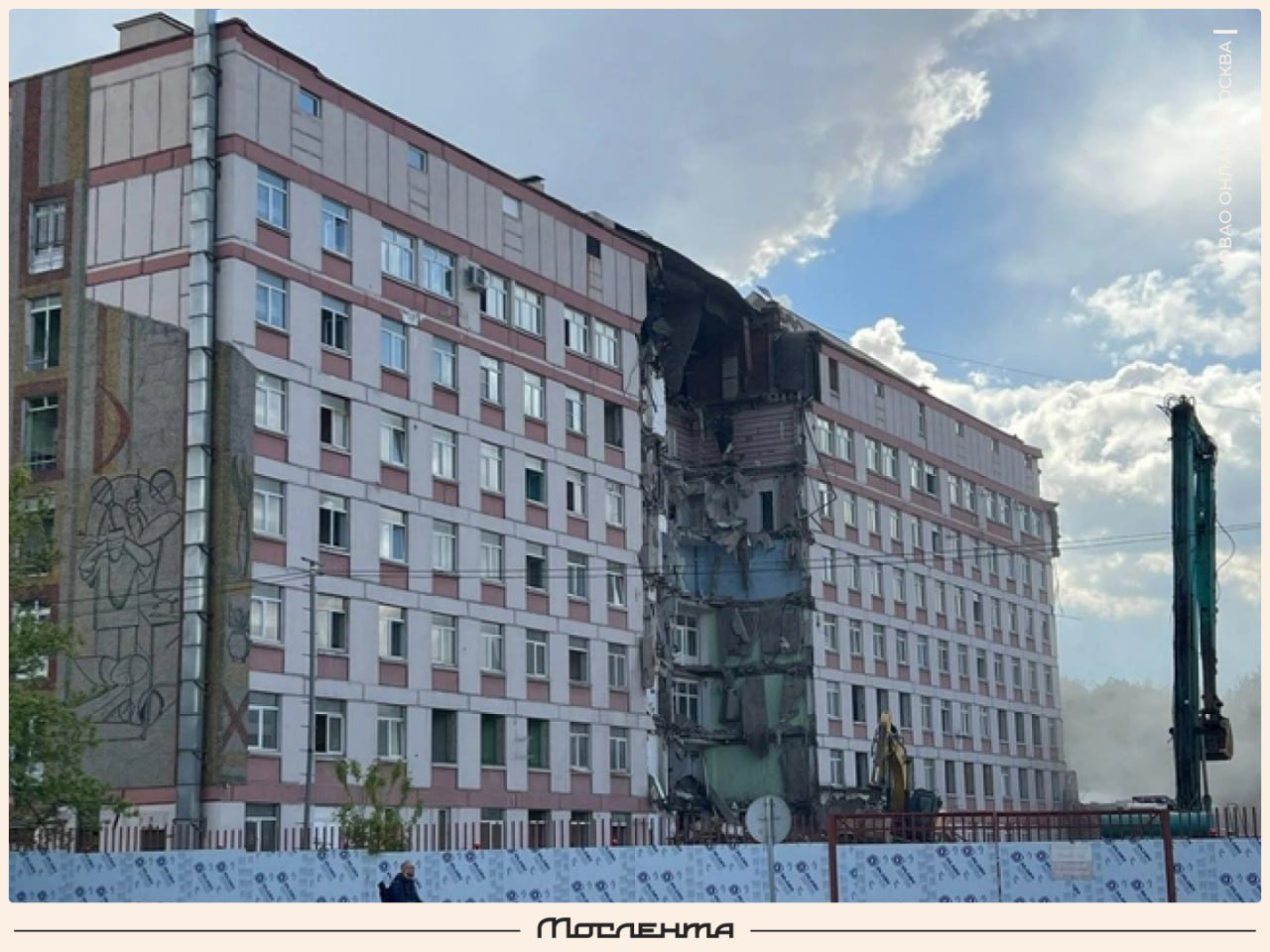 Одну из крупнейших больниц Москвы сносят в Текстильщиках. Речь о КГБ имени Демихова. На месте уже орудуют экскаваторы. Снос начали с лечебного корпуса. Скорее всего, работы затянутся, так как здание действительно огромное. На месте больницы планируется построить новый многопрофильный медицинский центр