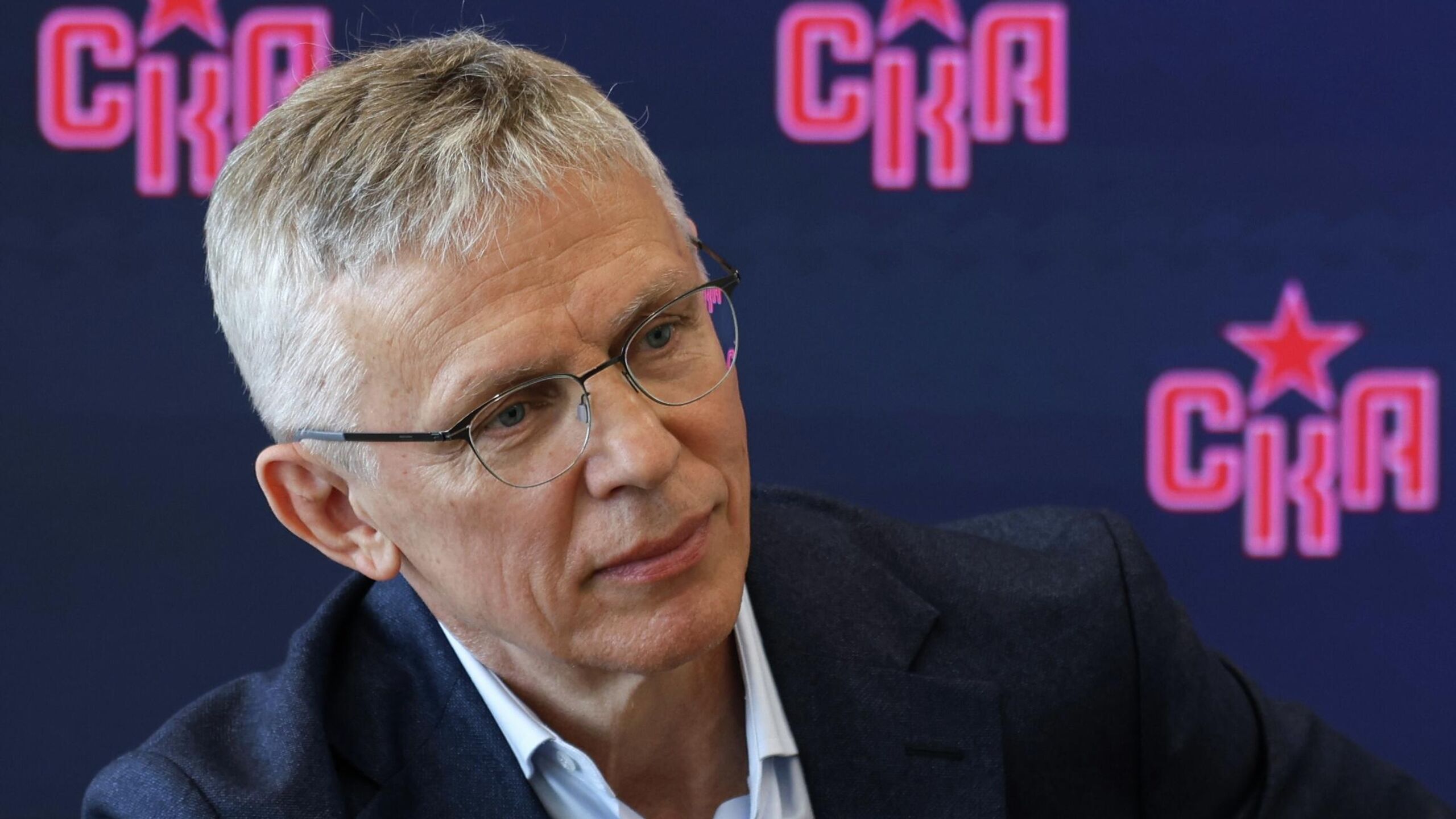 Главный тренер петербургского СКА Игорь Ларионов пропустит встречу регулярного чемпионата Континентальной хоккейной лиги КХЛ против китайского клуба Шанхайские драконы сообщает Telegram канал армейцев Отмечается что Ларионов пропустит игру по состоянию здоровья Обязанности главного тренера в этой встрече будет исполнять его помощник Юрий Бабенко СКА с 39 очками занимает седьмое место в таблице Западной конференции КХЛ