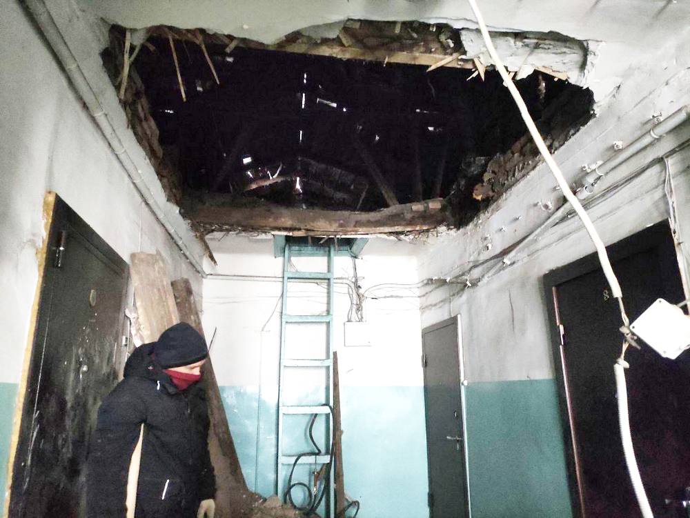 Появились подробности инцидента с обрушением потолка в красноярском подъезде По данным прокуратуры чердак в двухэтажном многоквартирном доме 77 на Спартаковцев провалился в подъезд во время проведения ремонтных работ по замене шифера Жители дома не пострадали По информации Kras Mash потолок рухнул вместе с рабочим Ему вызывали скорую Предварительно установлено что дом из 8 квартир 1954 года постройки был признан аварийным в 2019 году ввиду его изношенности на 60 Тогда же был проведен ремонт фасада Решением администрации города расселение жильцов запланировано на 2035 год В настоящее время рассматривается вопрос о введении режима угрозы чрезвычайной ситуации Организован поквартирный обход жильцов Им будет предложено временное расселение в помещениях маневренного фонда Кроме того за счет средств городского бюджета будет проведено обследование несущих конструкций здания По его результатам будет принято решение о проведении ремонта либо о необходимости немедленного расселения жильцов Newslab в ТГ МАХ ОК ВК Дзен Буст