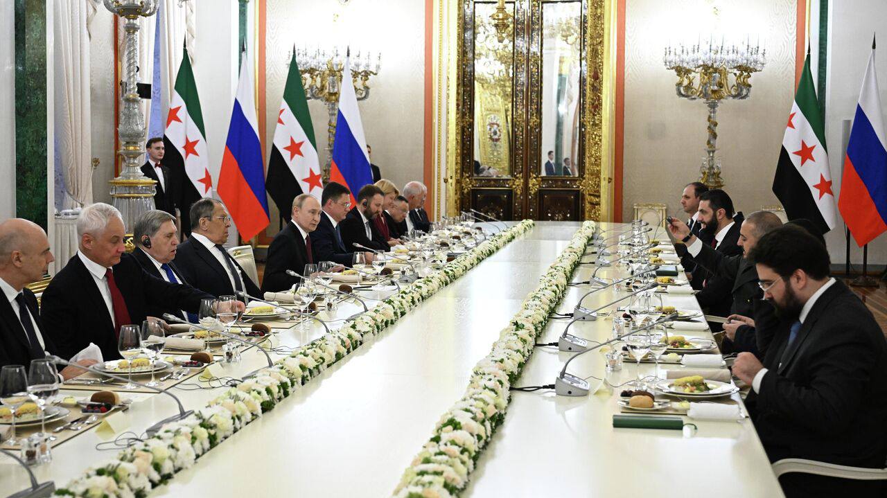 Президент Сирии на переходный период Ахмед аш Шараа в среду посетит Москву для встречи с российским лидером Владимиром Путиным утверждает телеканал Syria ТV