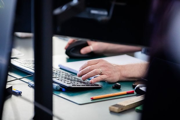 СОФТ АНОНСИРОВАНО МАСШТАБНОЕ ОБНОВЛЕНИЕ WINDOWS 11 Корпорация Microsoft анонсировала крупное обновление Windows 11 превращающее ОС в платформу для искусственного интеллекта Ключевой особенностью станет появление ИИ агентов анализирующих потребности пользователя и выполняющих задачи в фоновом режиме Нейросеть Microsoft 365 Copilot будет встроена в панель задач и Проводник упрощая работу с файлами ИИ функции будут добавлены во все встроенные программы Office в Outlook появится возможность переписывать письма в Word редактировать и писать тексты В Windows появится продвинутая функция диктовки с соблюдением орфографии и пунктуации Новые функции станут доступны в начале 2026 года ФОТО Christoph Soeder dpa Globallookpress com аврорамедиа софт Информационная экосистема АВРОРА МЕДИА МЕДИА НОВОСТИ РЕГИОН ЛАЙФ СПОРТ ГЕРЛЗ ХАЙТЕК ПЕРСОНЫ ИНСАЙД КРИМИНАЛ МОЛОДОСТЬ LIVE Медиа ресурсы АВРОРА МЕДИА VK ВИДЕО RUTUBE YOUTUBE VK ДЗЕН