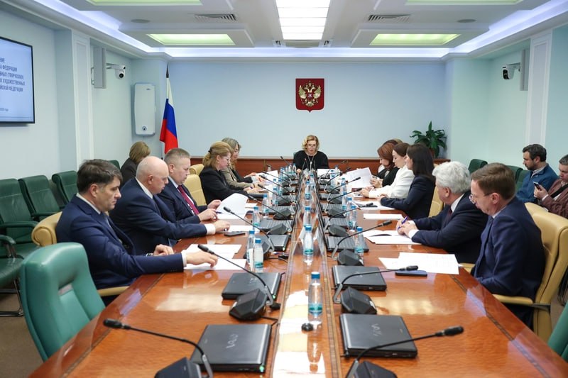 Под председательством Инны Святенко подвели итоги работы Комиссии Совета Федерации по развитию креативных индустрий и НХП за 2025 год и утвердили план работы на 2026 год Была избрана заместителем председателя Комиссии Прошедший год стал важным этапом в формировании системной политики в сфере креативной экономики Совместно с Правительством РФ и регионами выстраиваем единые подходы к развитию всех 16 направлений креативных индустрий от IT дизайна и гастрономии до культуры ремесел и народных художественных промыслов На федеральном уровне принято ряд нормативных документов обеспечивающих реализацию закона о развитии креативных индустрий На региональном уровне законы в сфере креативных индустрий действуют уже в 53 субъектах РФ Отдельно отметили результаты в сфере народных художественных промыслов В 2025 году федеральные субсидии получили 65 организаций НХП на сумму более 354 млн рублей объём производства изделий народных промыслов превысил 10 3 млрд рублей В этом году предусмотрено увеличение финансирования отрасли до 1 млрд рублей что позволит расширить поддержку производств и региональных инициатив В этом году делаем акцент на законодательных решениях В работе комиссии подготовка федерального закона о ремесленной деятельности изменения в законы о народных художественных промыслах и о развитии креативных индустрий запуск Национальной премии РФ в сфере НХП сопровождении принятия региональных законов и стратегий развития креативной экономики а также формировании системы поддержки креативных кластеров