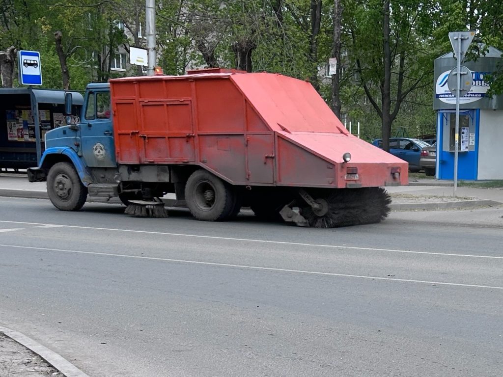 Рязанские улицы продолжают убирать от грунтовых наносов и мусора Как сообщает городская администрация, сегодня утром сотрудники ДБГ вышли на уборку городских территорий. В городе собирают случайный мусор, очищают урны, выкашивают газоны. Спецтехника подметает дороги и тротуары. Подрядчики ремонтируют дороги и тротуары на улицах Чкалова, проезд Яблочкова, Корнилова, Мусорского, Павлова. На Первомайском проспекте идет ремонт Троицкого моста, на Московском шоссе – подземного перехода у остановки «Барс». Бригады мехуборки работают на улицах Щедрина, Скоморошинская, Подгорная. Тротуары подметают на улицах Грибоедова, Касимовское шоссе, Кальная, Окский проезд, Московское шоссе, Юбилейная, Народный бульвар, Ленинского Комсомола, Островского, Татарская, Гагарина, Тимакова, Тимуровцев, Зубковой, Новоселов. Продолжаются работы на городских мостах и путепроводах. Уборка выполняется на улицах Есенина и Халтурина. На улице Чапаева на мосту красили ограждения. Газоны выкашивают на улицах Зубковой и Циолковског...