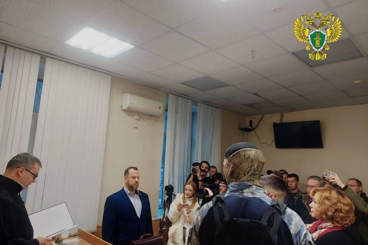 В Екатеринбурге суд вынес приговор Андрею Брезгину который год прятал свою 6 летнюю дочь от ее матери За это ему наказание в виде 2 лет лишения свободы условно с испытательным сроком 3 года Свой поступок мужчина объяснил тем что защищал свои права отца и действовал исключительно в интересах дочери По данным прокуратуры региона в 2019 году суд решил что три несовершеннолетние дочери Андрея Брезгина будут жить с матерью в квартире одного из домов на Софьи Перовской Также был определен порядок общения отца с детьми 17 июля 2021 года мужчина вместе с сыном приехал к дому бывшей жены Пока последняя говорила с сыном Брезгин схватил свою дочь и увез ее в другой регион страны После возвращения домой через 1 5 месяца девочка до июня 2022 года проживала в квартире у отца Видеться с матерью мужчина ей не давал Тогда было возбуждено уголовное дело по факту убийства В рамках его был разыскан отец девочки и сам ребенок которого вернули матери Отца похищенной девочки обвинили в совершении преступления по ч 3 ст 330 УК РФ самоуправство совершенное с применением насилия прокуратуры региона justmediaru