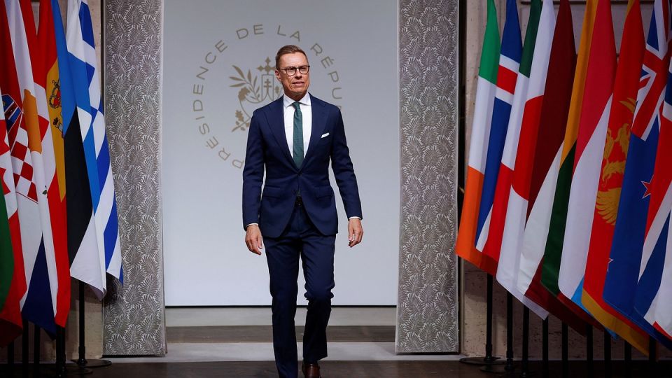 Стубб вышел из себя после слов Сергея Лаврова о Крыме и Гренландии Президент Финляндии Александр Стубб в интервью Bloomberg пришел в ярость после слов главы МИД РФ Сергея Лаврова о Крыме и Гренландии Министр иностранных дел России Лавров сказал что для США Гренландия это то же самое что для России Крым Очевидно это оскорбление и все мы это понимаем утверждает финский президент Стубб продолжил что поэтому дескать Евросоюз всегда должен быть осторожен с Россией потому что Москва якобы использует любой момент и любую возможность для информационной войны и некой пропаганды Как писал сайт KP RU ранее в ходе пресс конференции Сергей Лавров подчеркнул что Крым для России важен в вопросе безопасности как и Гренландия для США Об этом глава МИД рассказал в своей реч Подробнее